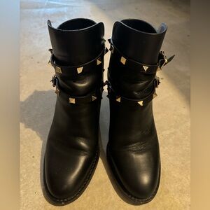 Pebbled Calfskin Rockstud Double Buckle 70mm Block Heel Ankle Boots